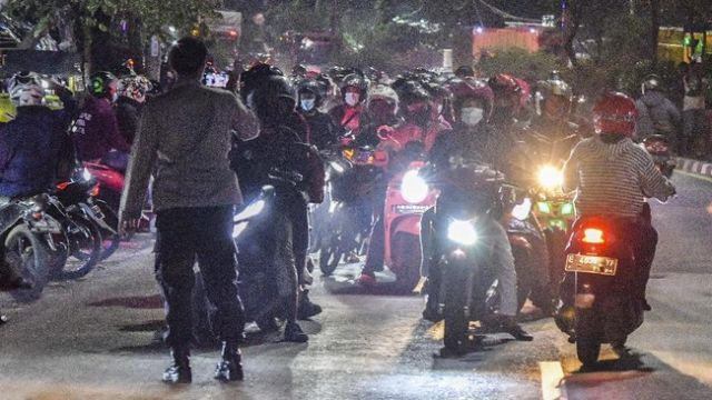 POTRET: Jebolnya Penyekat Mudik di Bekasi-Image-1