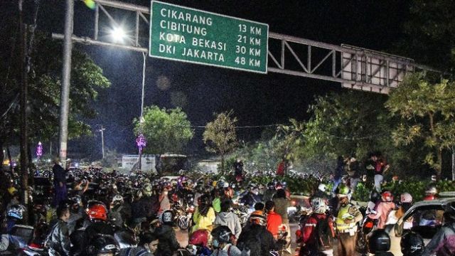 POTRET: Jebolnya Penyekat Mudik di Bekasi-Image-4