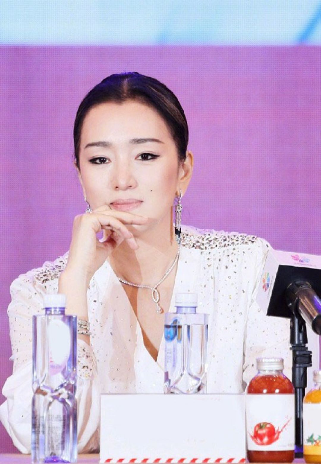 Belajar Menggunakan Setelah Hitam-Putih dari Aktris Gong Li-Image-6