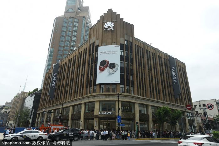 Yuk, Intip Isi Toko Terbesar Huawei di Shanghai Ini! Kayak Apa, Sih?-Image-1