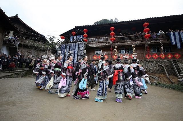 Sambut Imlek, Warga Guizhou Dihibur Tari Lusheng yang Riang-Image-2