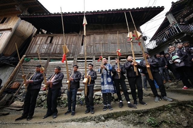 Sambut Imlek, Warga Guizhou Dihibur Tari Lusheng yang Riang-Image-1