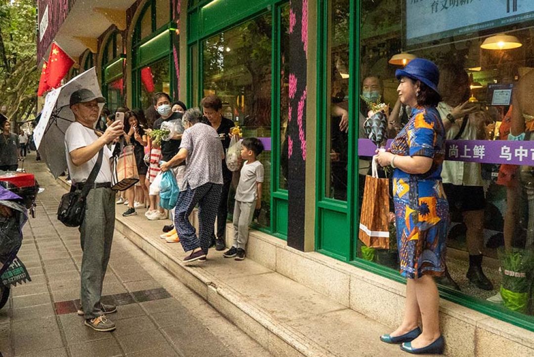 Jadi Sensasi, Merek Mode Mewah Prada Masuk Pasar Basah di China!-Image-4