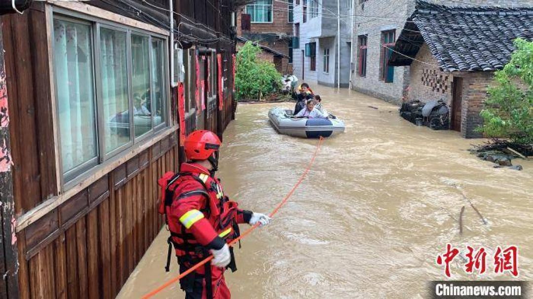 POTRET: Evakuasi Korban Banjir di Guizhou-Image-3