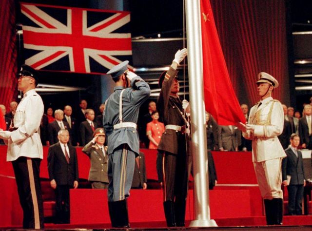 SEJARAH: Tahun 1985 Inggris Tandatangani RUU untuk Kembalikan Hong Kong ke China-Image-1