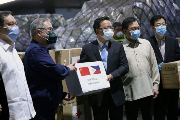 Bahu Membahu Saling Membantu, Kementerian Pertahanan Tiongkok Memberikan Peralatan Anti-Pandemi untuk Angkatan Darat Filipina-Image-1