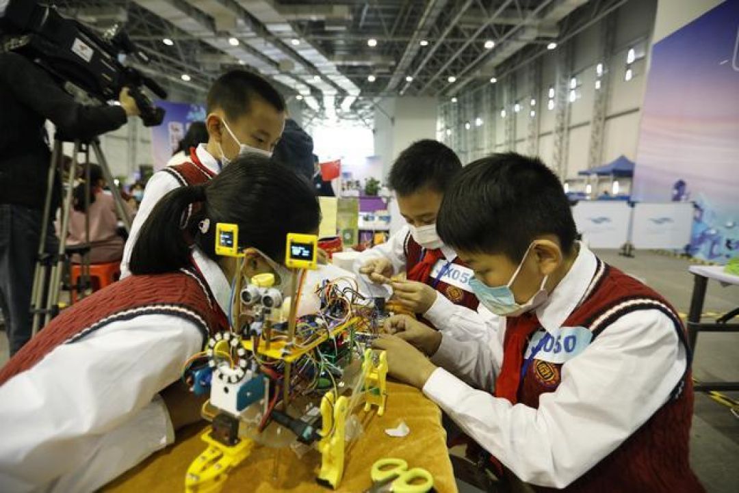 China Pamerkan 'Robot Pendamping' Hasil Desain Siswa Sekolah-Image-2