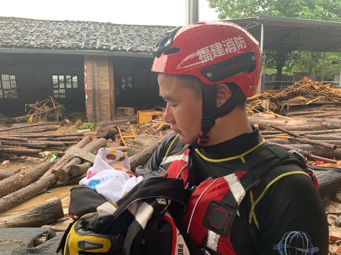 Seorang Bayi Berhasil Diselamatkan Dari Banjir Di Provinsi Fujian-Image-1