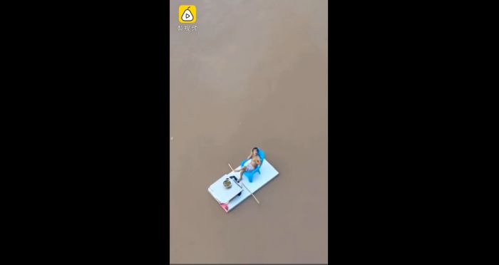 Unik, Ini Liburan Saat Bencana Banjir Ala Pria Chongqing-Image-2