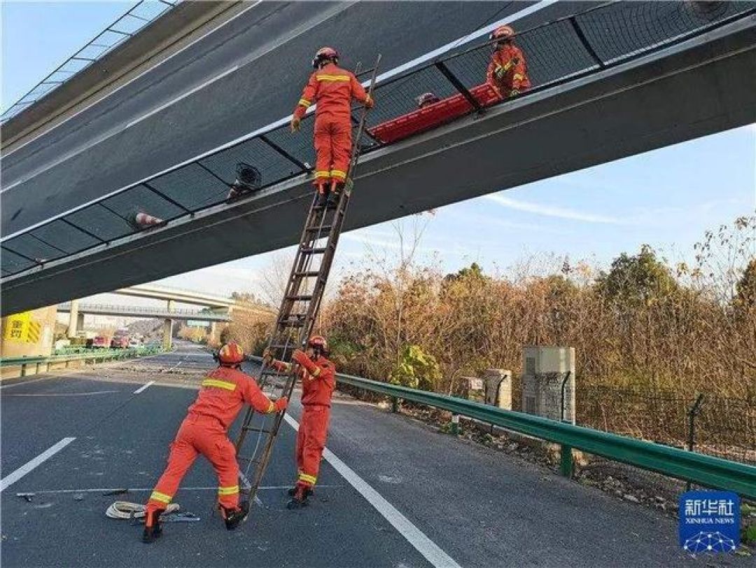 Sebuah Jembatan Layang Runtuh di Hubei, 4 Tewas 8 Luka-Image-2