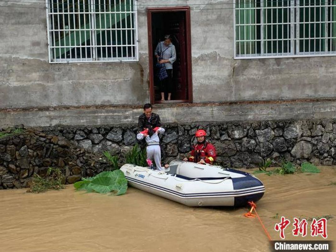 POTRET: Evakuasi Korban Banjir di Guizhou-Image-2