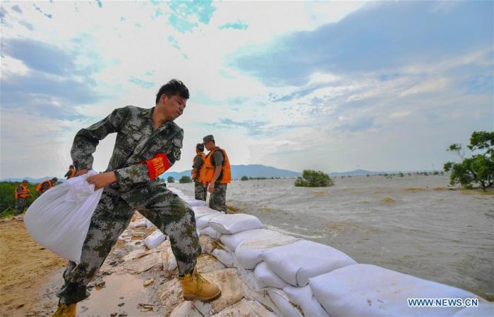 Ayah - Anak Ini Berjuang Atasi Banjir di Jiangji-Image-2