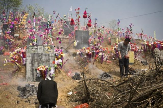 Sejarah Festival Cheng Beng, Membersihkan Makam Leluhur-Image-1