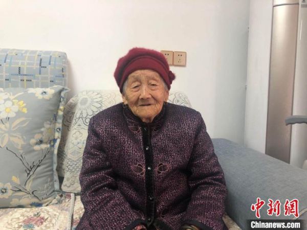 Orang Tua Berusia 97 tahun Ini Telah Merawat Makam Prajurit Tak Dikenal Selama Puluhan Tahun-Image-1