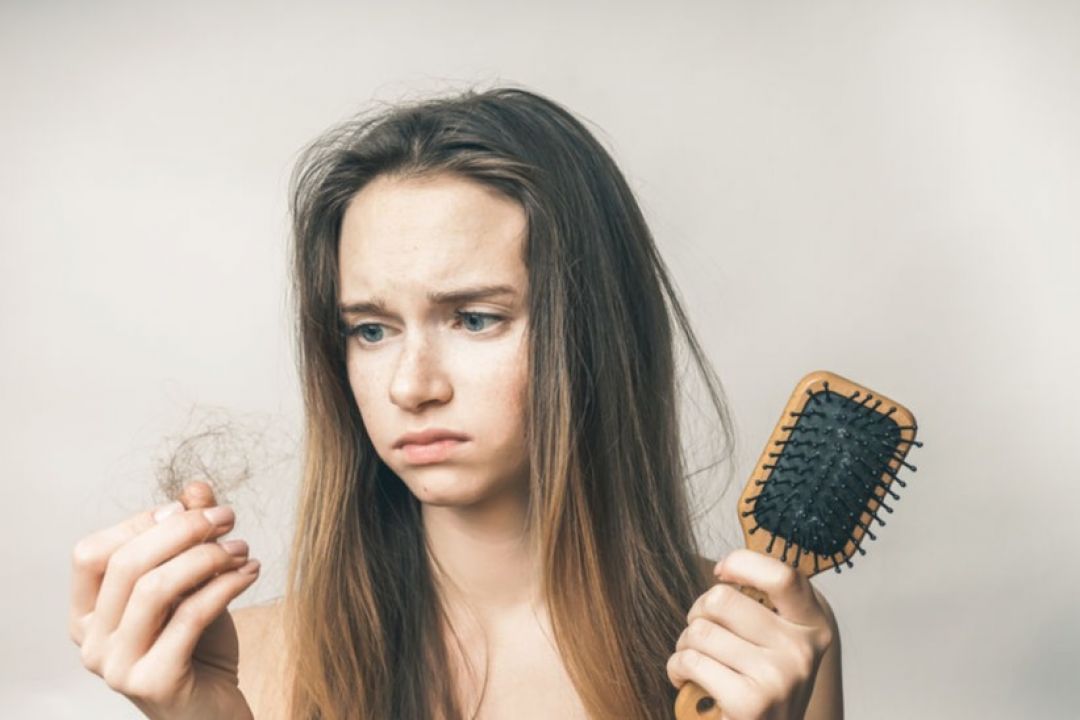 Alami Rambut Rontok? Mungkin Ini Penyebabnya!-Image-1