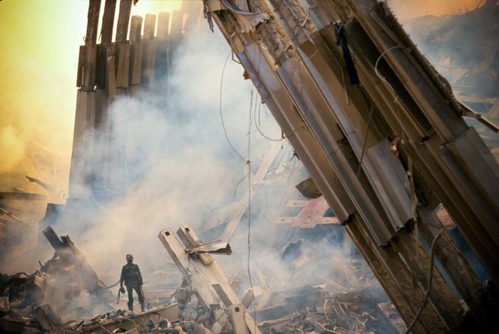 19 Tahun Berlalu: Foto Teror 9/11 Ini Tetap Menghantui-Image-7