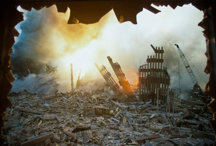 19 Tahun Berlalu: Foto Teror 9/11 Ini Tetap Menghantui-Image-6