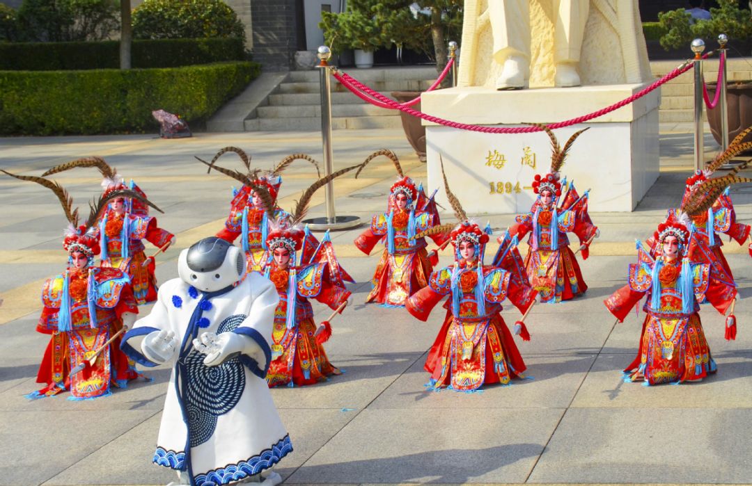 Barisan Robot Kostum Opera Peking Menari di Taizhou-Image-3