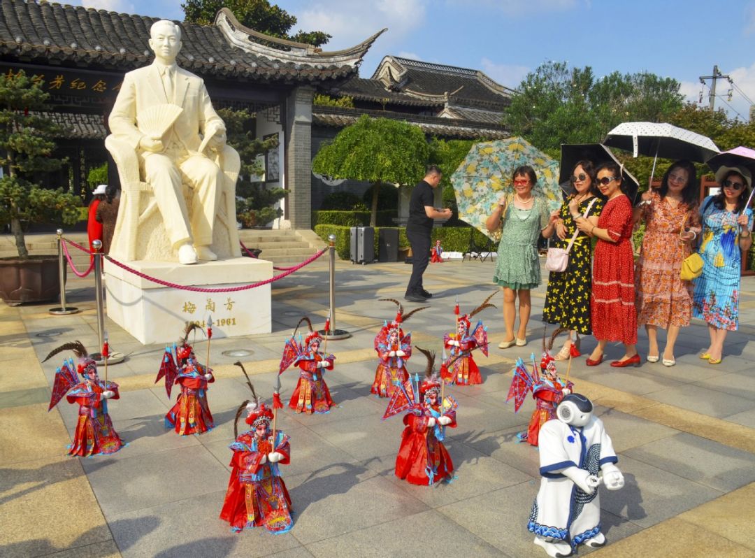Barisan Robot Kostum Opera Peking Menari di Taizhou-Image-2