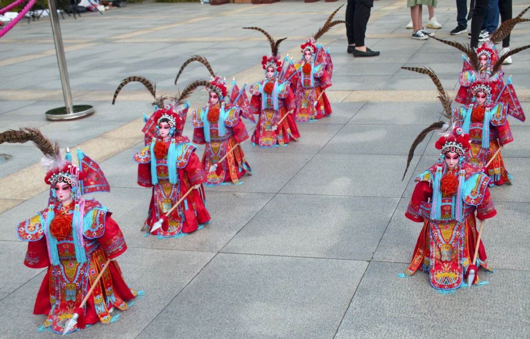 Barisan Robot Kostum Opera Peking Menari di Taizhou-Image-1
