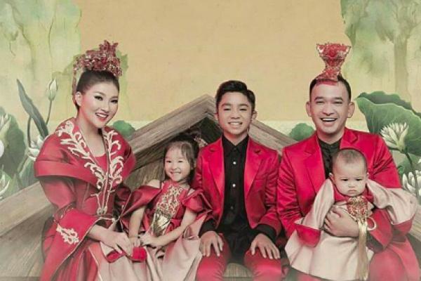 Bersiap Sambut Imlek, Keluarga Ruben Onsu Kirim
Hampers Untuk Kerabat-Image-1