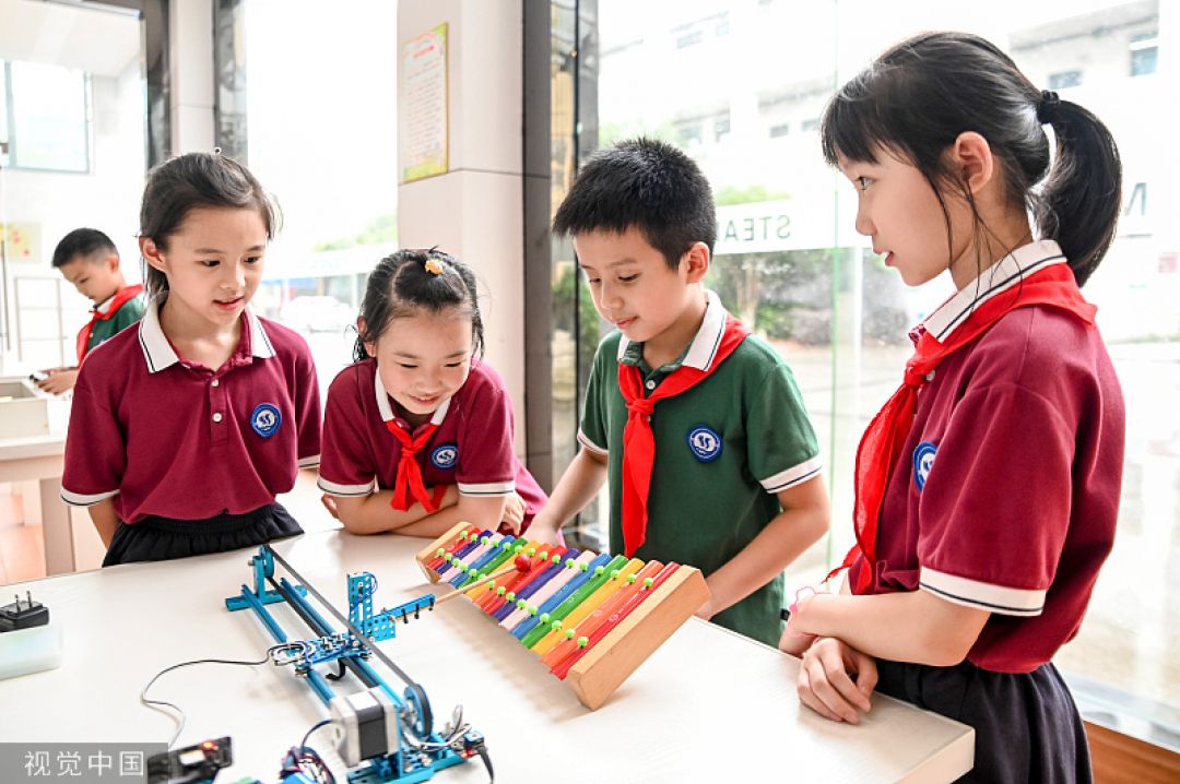 Potret: Pelajar SD di Nanchang Rakit Robot-Image-2