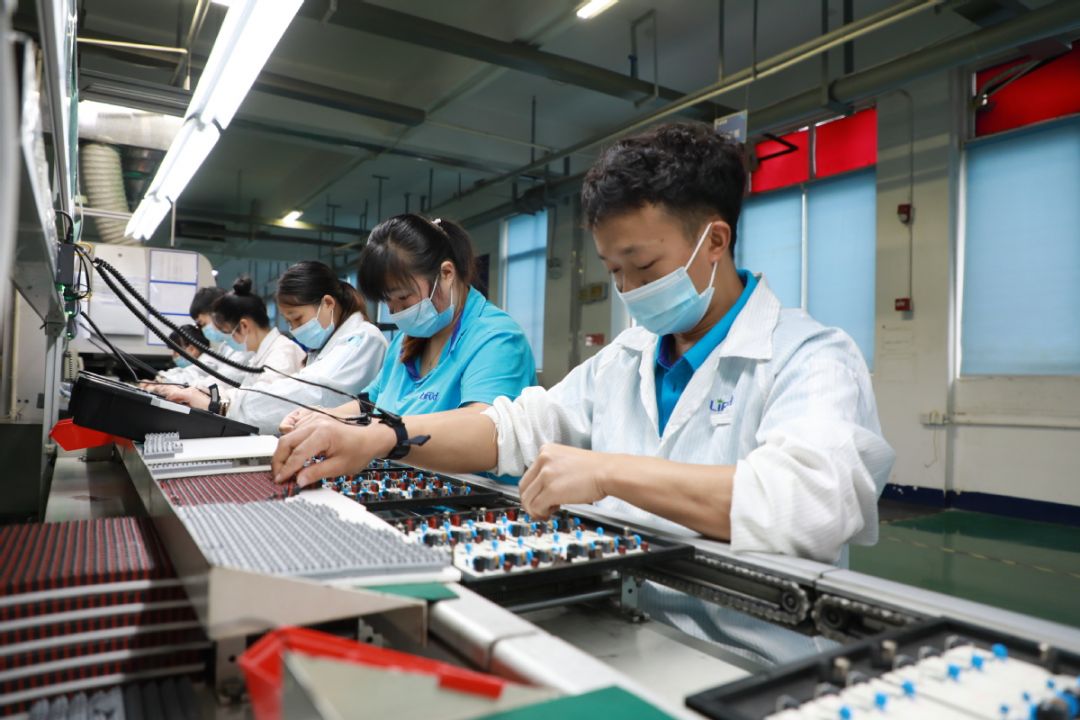 POTRET: Pekerja China Persiapkan Produk Untuk di Ekspor-Image-4