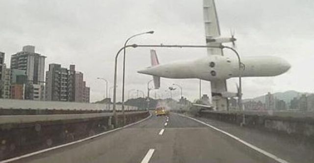 SEJARAH: Tahun 2015 Pesawat Transasia Jatuh Ke Sungai-Image-1