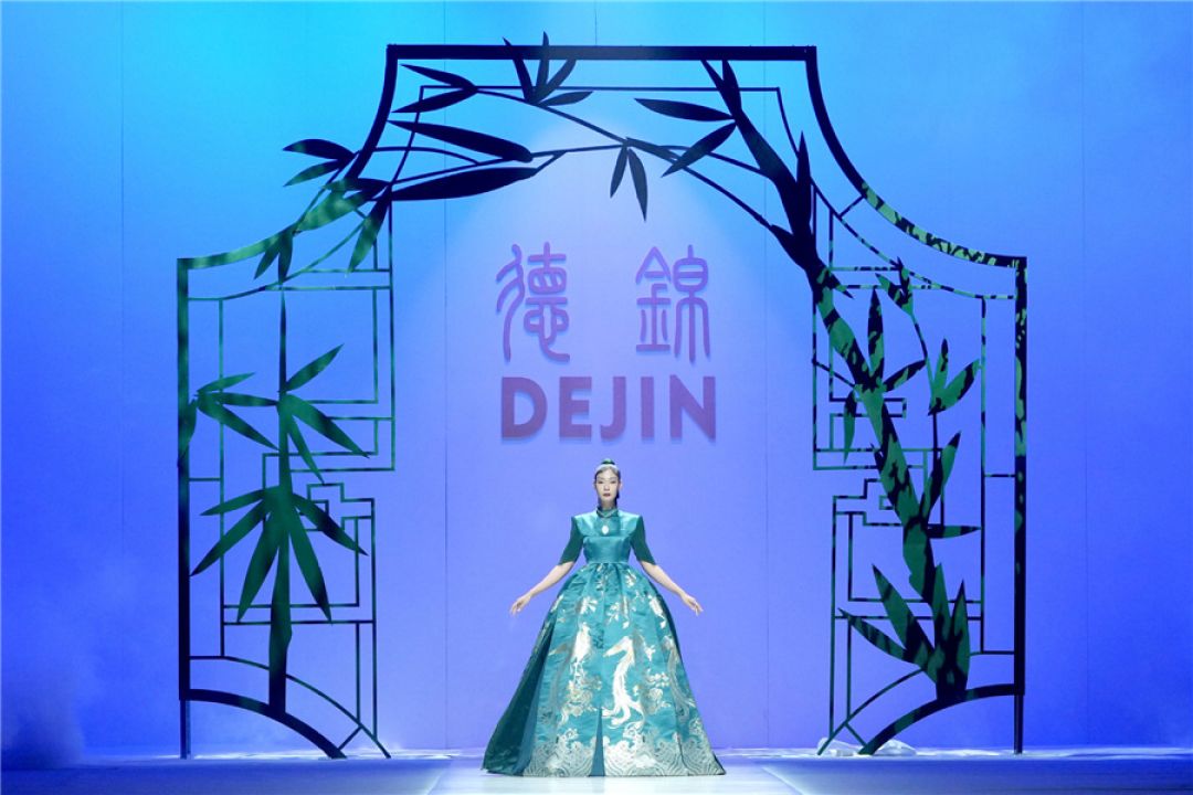 Paduan Kostum Kuno - Modern di China Fashion Week-Image-2