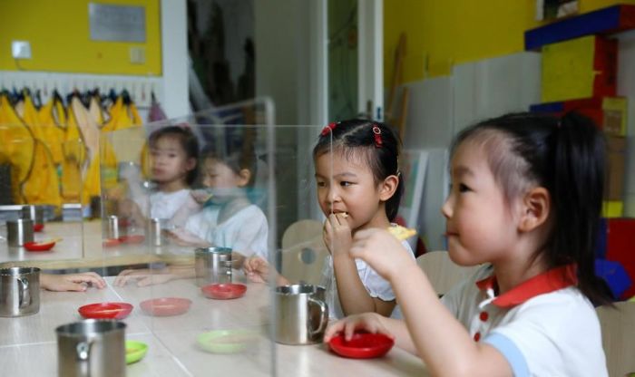Ceria, Pelajar TK di Shanghai Mulai Masuk Sekolah-Image-5