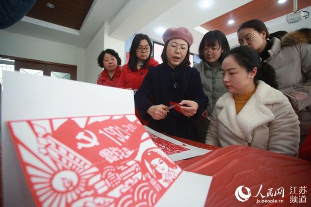 POTRET: Warisan Budaya Seni Potong Kertas Angkat Tema Semangat Leng Fei-Image-1