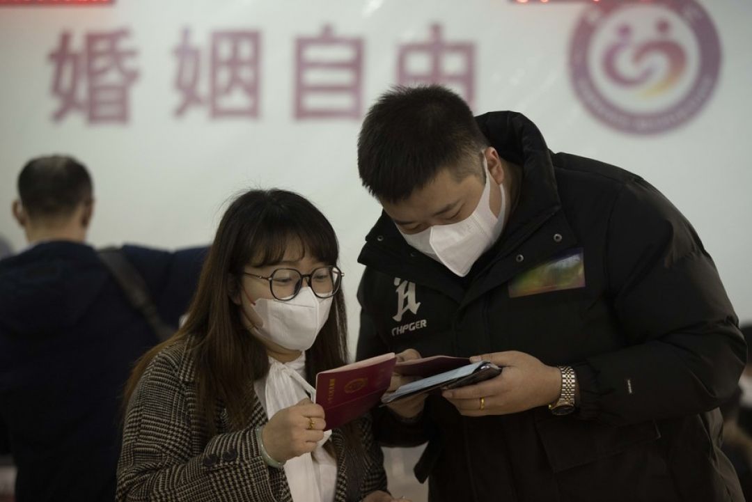 POTRET: Pasangan Muda di China Lakukan Pendaftaran dan Pernikahan di Tanggal Cantik-Image-4