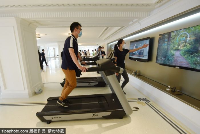 Yuk, Intip Isi Toko Terbesar Huawei di Shanghai Ini! Kayak Apa, Sih?-Image-4