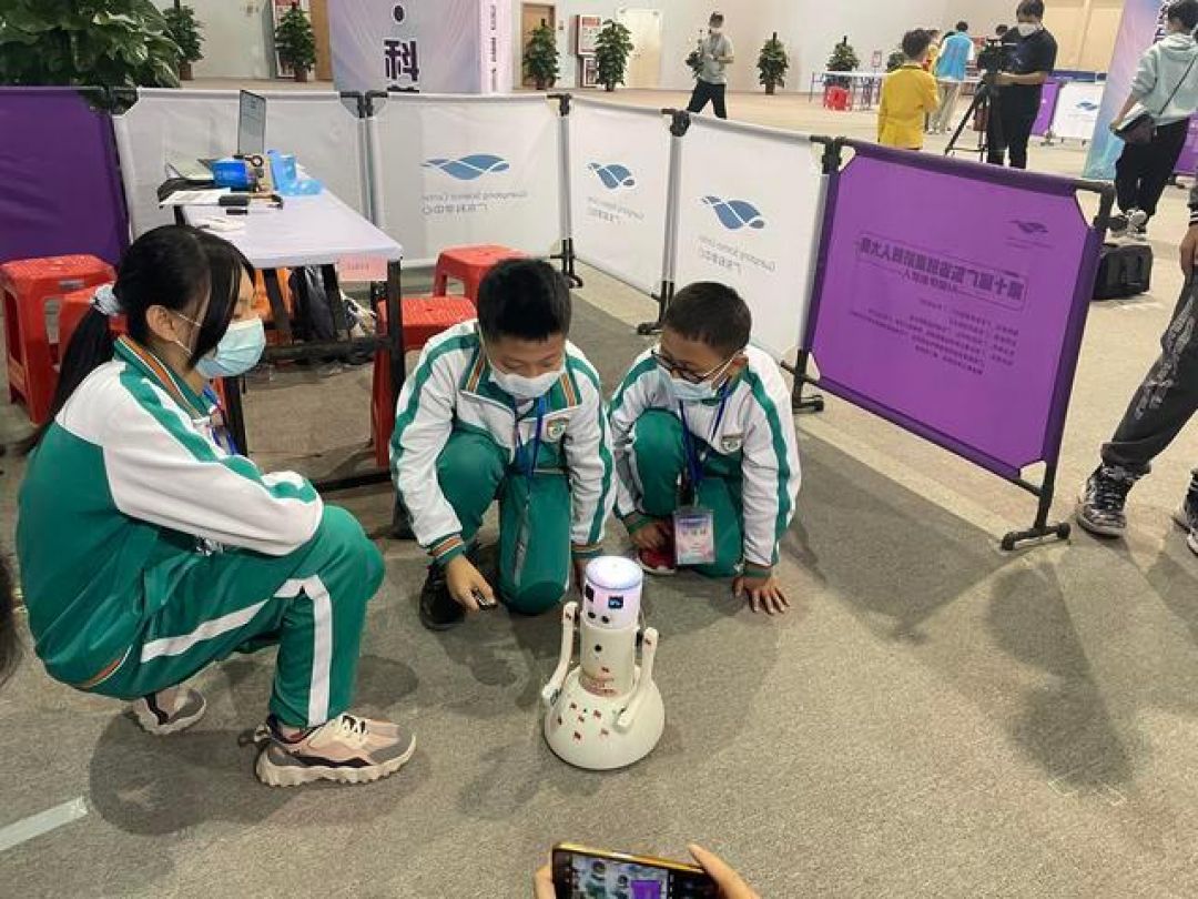 China Pamerkan 'Robot Pendamping' Hasil Desain Siswa Sekolah-Image-1