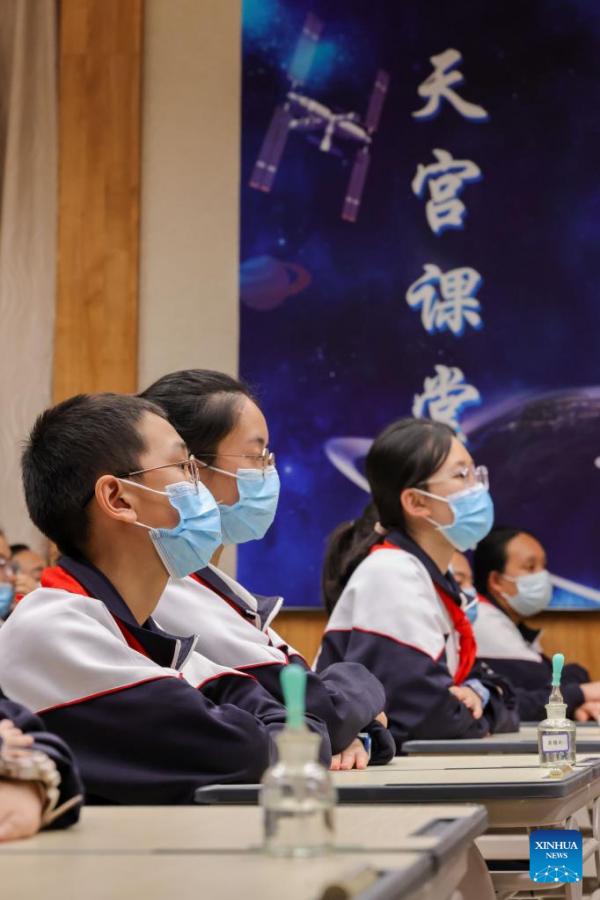 Astronot China Gelar Kelas Kedua dari Stasiun Luar Angkasa-Image-2