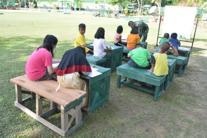 Salut! Garasi Truk Disulap Jadi Kelas, Anggota Pos Kotis Satgas Pamtas Yonif 623/BWU Jadi Guru Anak-Anak Di Nunukan-Image-1