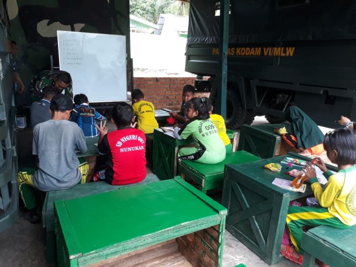 Salut! Garasi Truk Disulap Jadi Kelas, Anggota Pos Kotis Satgas Pamtas Yonif 623/BWU Jadi Guru Anak-Anak Di Nunukan-Image-3