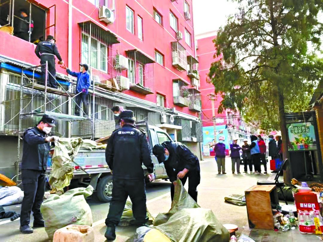 Cara Petugas Beijing Atasi Lansia Buang Sampah-Image-1