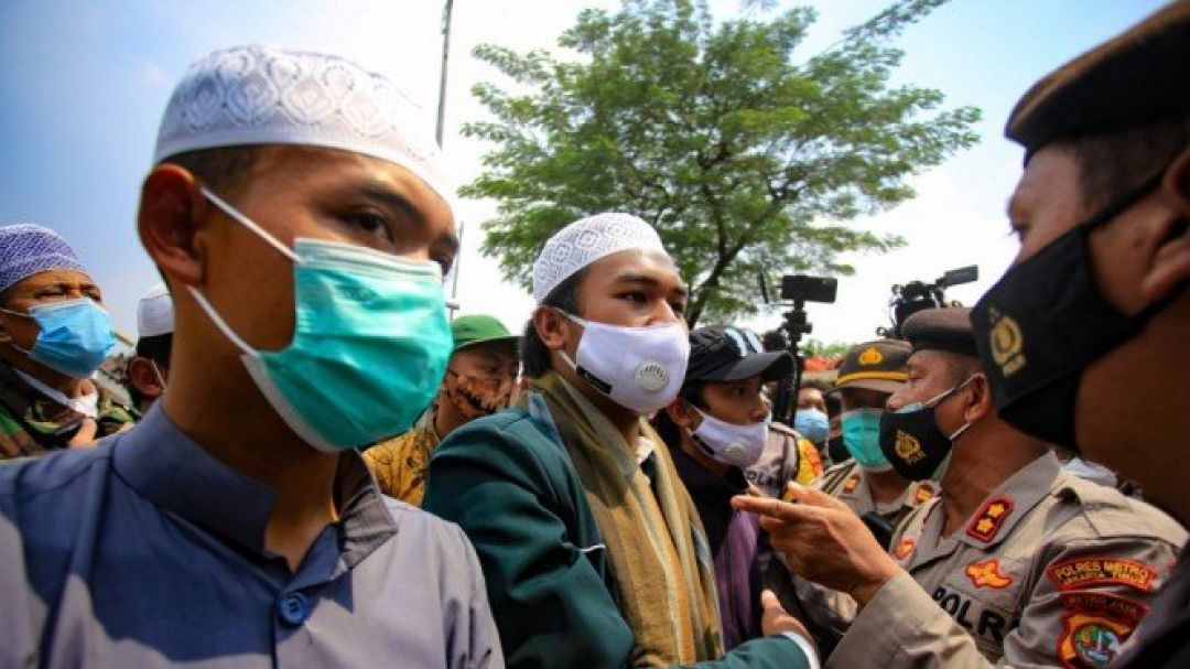 Ricuh, Massa Pendukung Habib Rizieq vs Polisi-Image-1