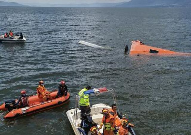 Helikopter China Jatuh ke Danau, Pilot Co-pilot Tewas 2 Awak Hilang-Image-1