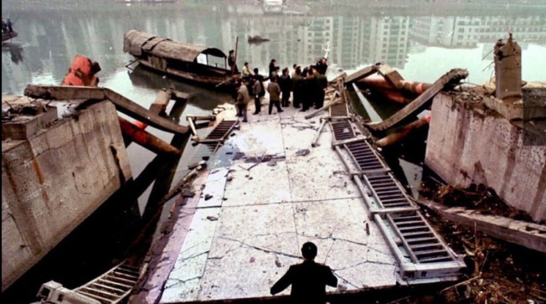 SEJARAH: 1999 Runtuhnya Jembatan
Penyeberangan Hongqiao di Sungai Qijiang, Chongqing-Image-1