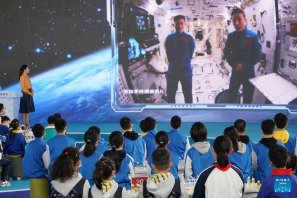 Astronot China Gelar Kelas Kedua dari Stasiun Luar Angkasa-Image-1