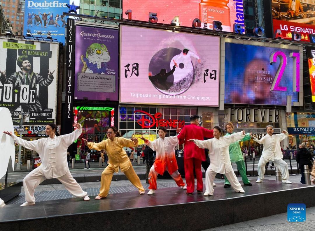 Penggemar Tai Chi Tampil di Times Square New York-Image-1