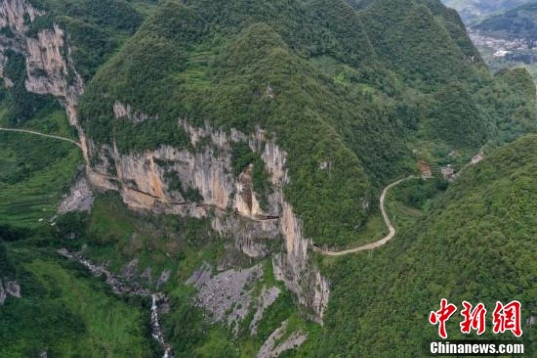 POTRET: Keindahan Jalan Raya Ekstrim di Tebing Guizhou-Image-3