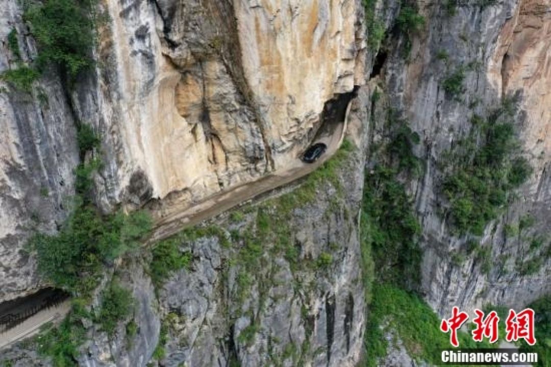 POTRET: Keindahan Jalan Raya Ekstrim di Tebing Guizhou-Image-2