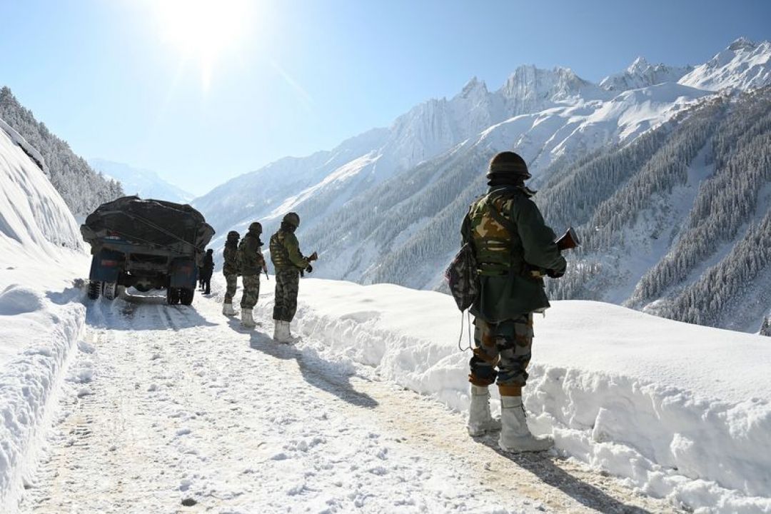 Tegang, India Tempatkan 50.000 Pasukan di Perbatasan China-Image-1