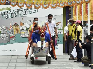 Seru! Hong Kong Adakan Lomba Perahu Naga di Darat