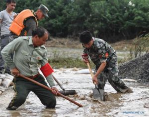 Ayah - Anak Ini Berjuang Atasi Banjir di Jiangji