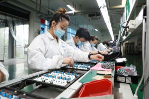 POTRET: Pekerja China Persiapkan Produk Untuk di &hellip;