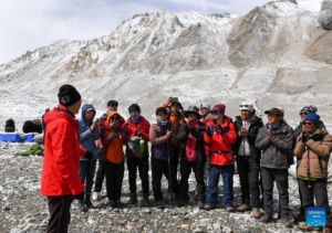 Tim Ekspedisi Ilmiah China Teliti Puncak Everest